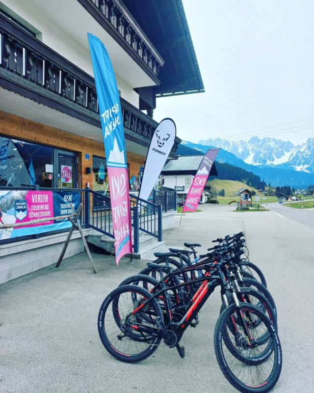 Wir haben einen Teil unserer E-Bike Flotte vorzeitig ausgewintert. Wer also Lust auf eine Spritztour hat kann jederzeit vorbei kommen. Es sind auch schon einige neue Bikes der Saison da.

TEST & BUY
Übrigens du kannst die e-Bikes aus dem Verleih auch kaufen. Ausleihen, auf Herz und Nieren testen und wenn es dir gefällt gleich zugreifen! 

#scottbikes #apachebike #ebike #ebikeverleih